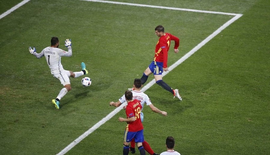 西班牙传控打法独步欧洲杯，展现足球新风尚