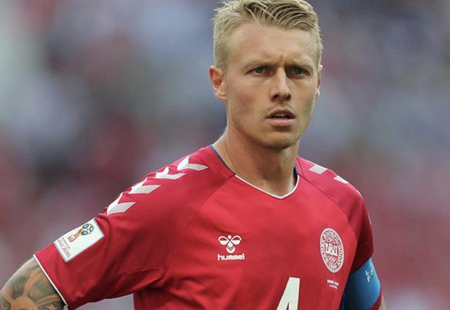 丹麦队长克亚尔英勇救助埃里克森，彰显足球精神